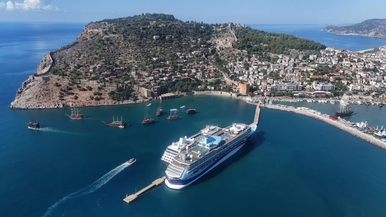 Alanya Limanı’na çifte dev ziyaret 13