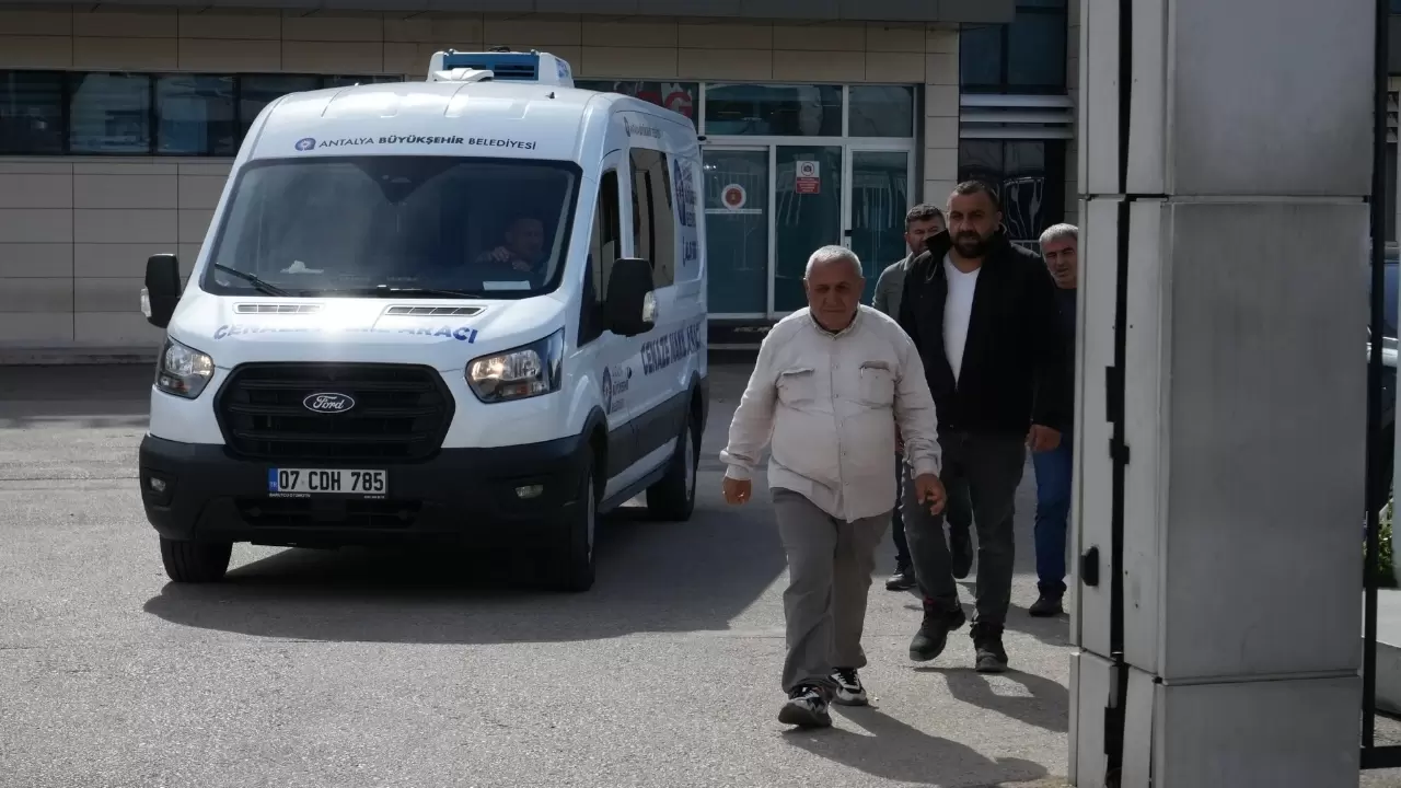 Antalya'da hortumun savurduğu konteyner can aldı 1