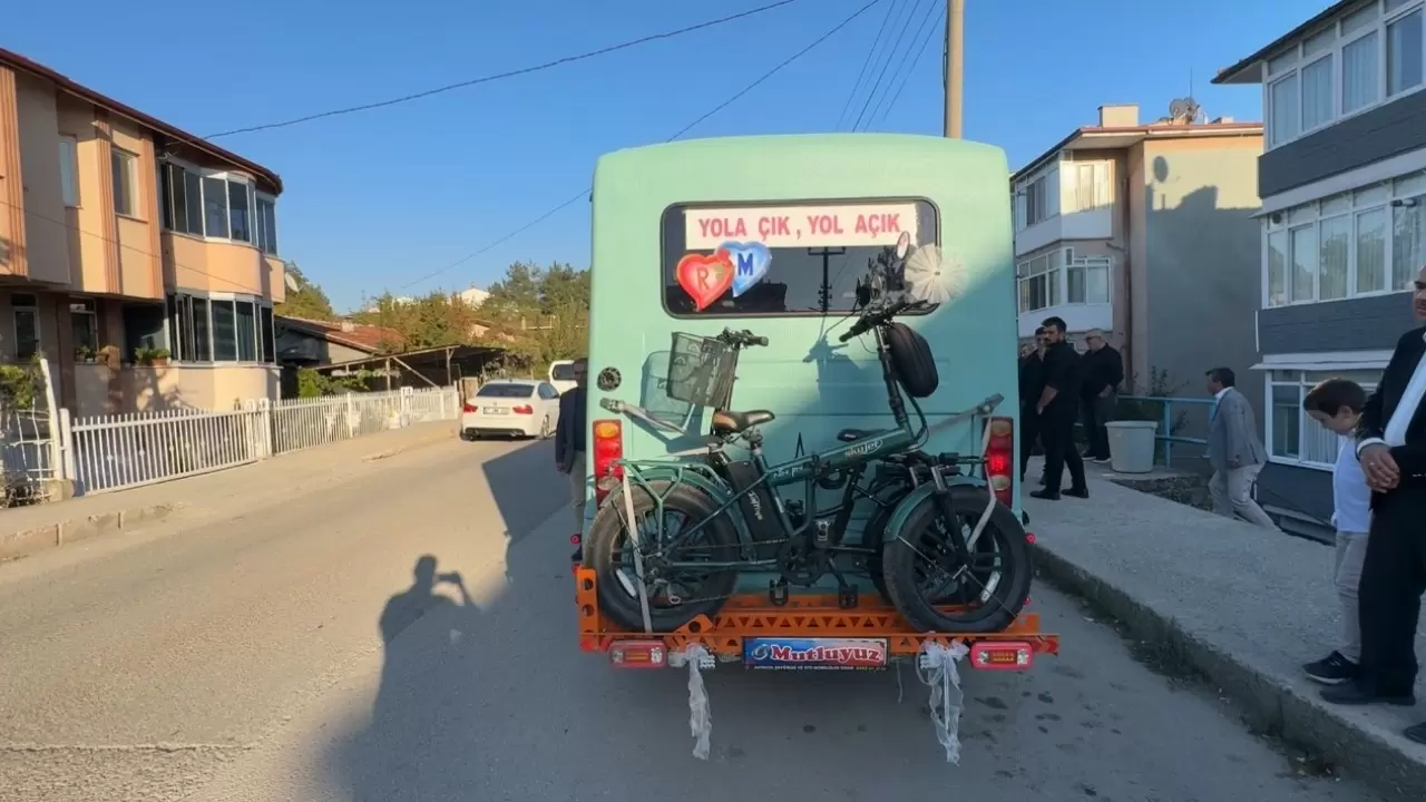 3 yıl uğraşıp Magirus minibüsü gelin arabası yaptı! 5