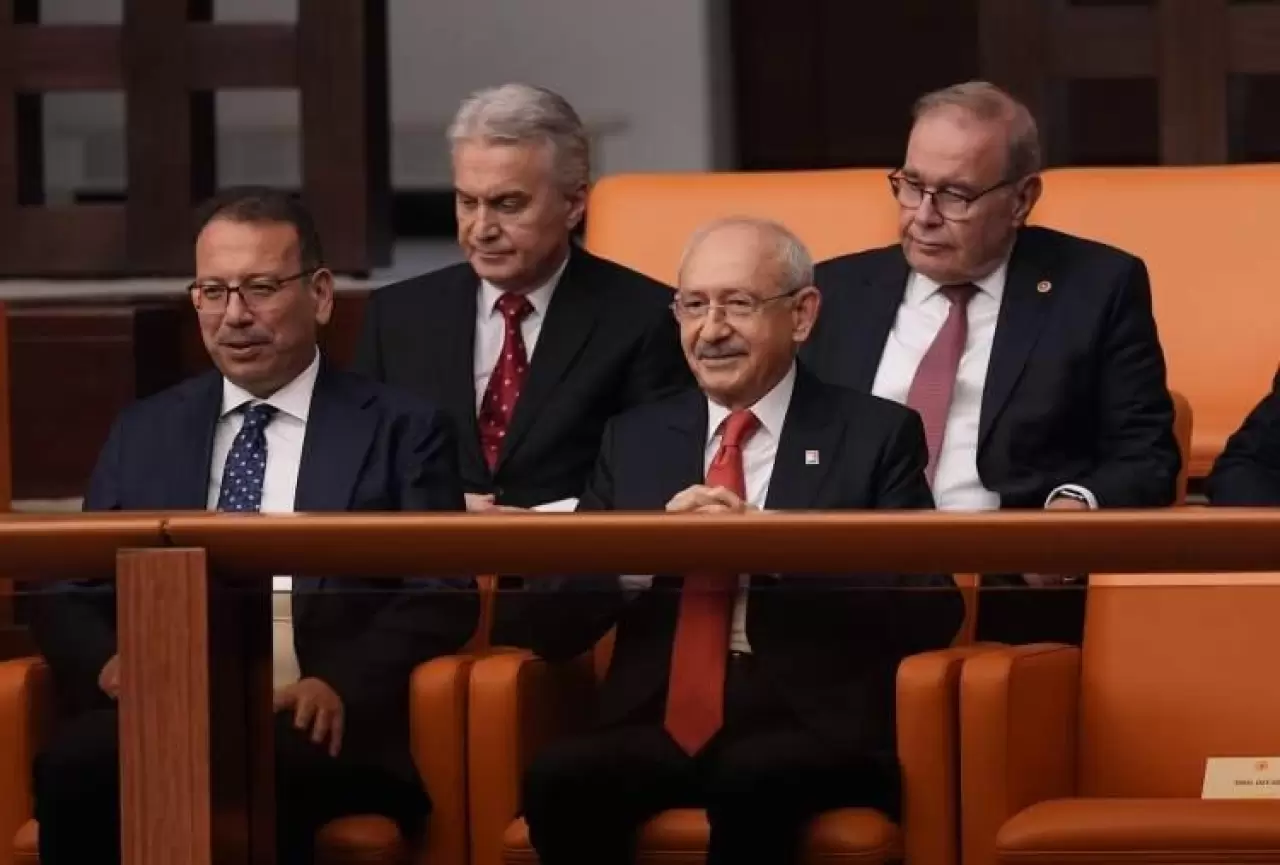 TBMM’de dikkat çeken kare: MHP Lideri Bahçeli'den Cumhurbaşkanı Erdoğan’a kırmızı-beyaz güller 9