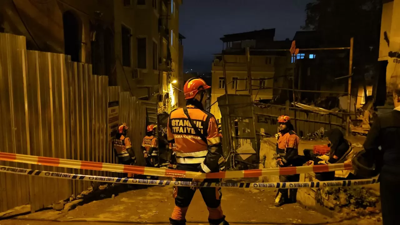 Beyoğlu’nda 5 katlı metruk bina çöktü 6