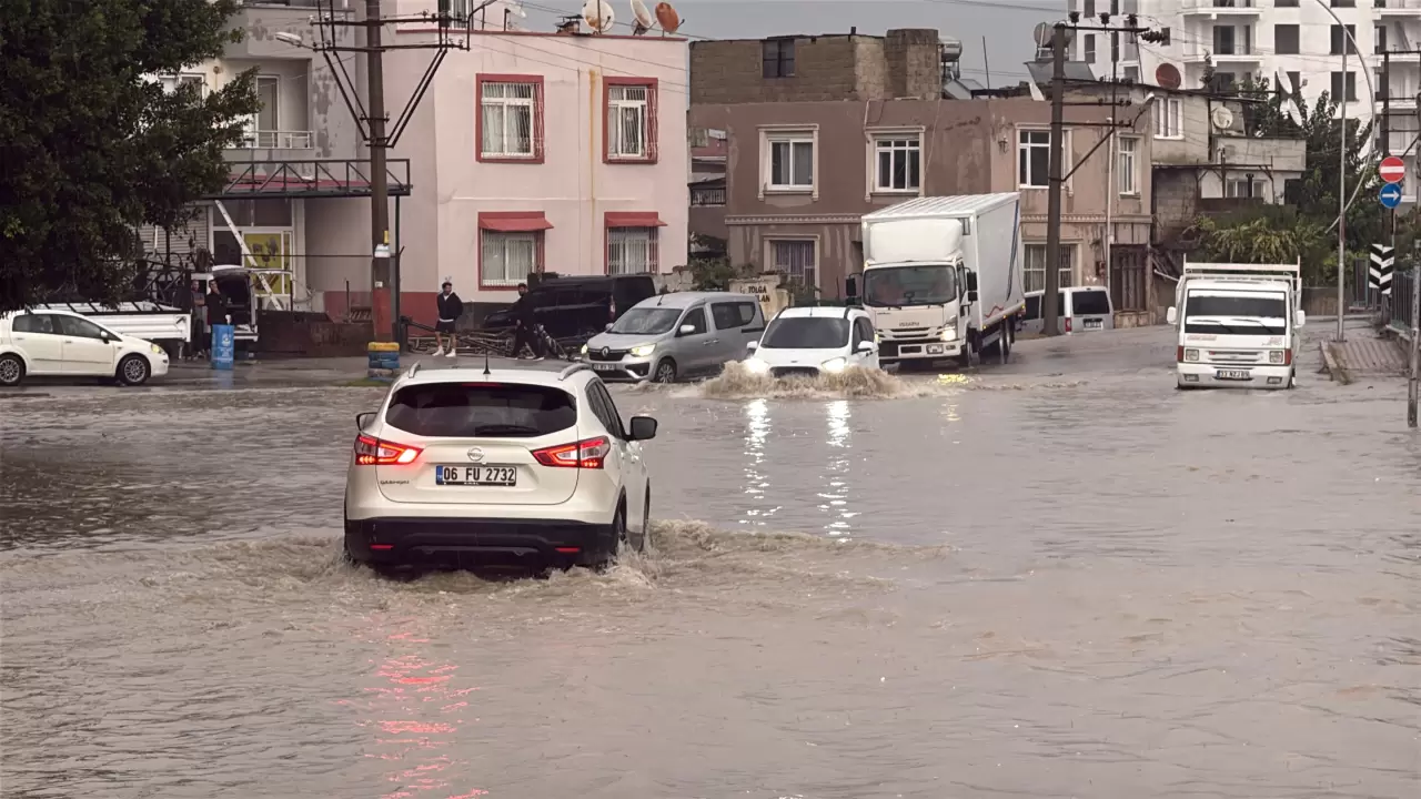 Sağanak yağış Tarsus'ta hayatı felç etti: Muhtar, öğrenciyi sırtında taşıdı 1