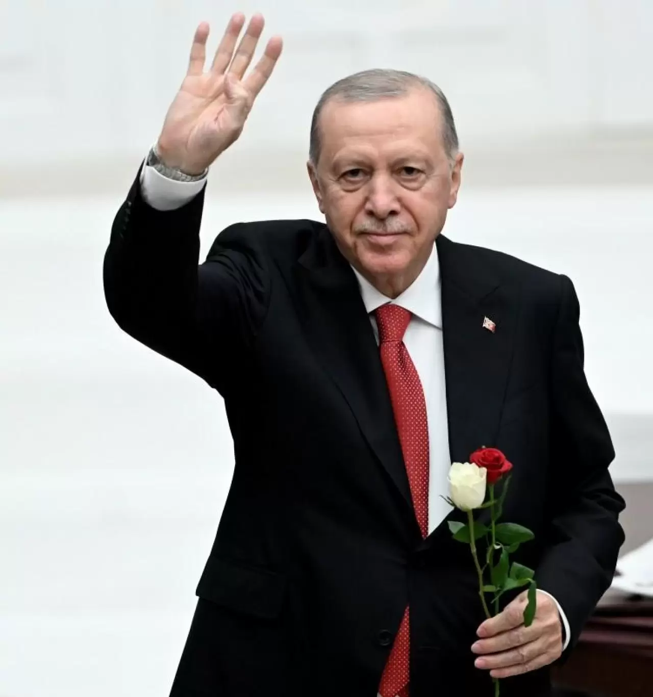 TBMM’de dikkat çeken kare: MHP Lideri Bahçeli'den Cumhurbaşkanı Erdoğan’a kırmızı-beyaz güller 12