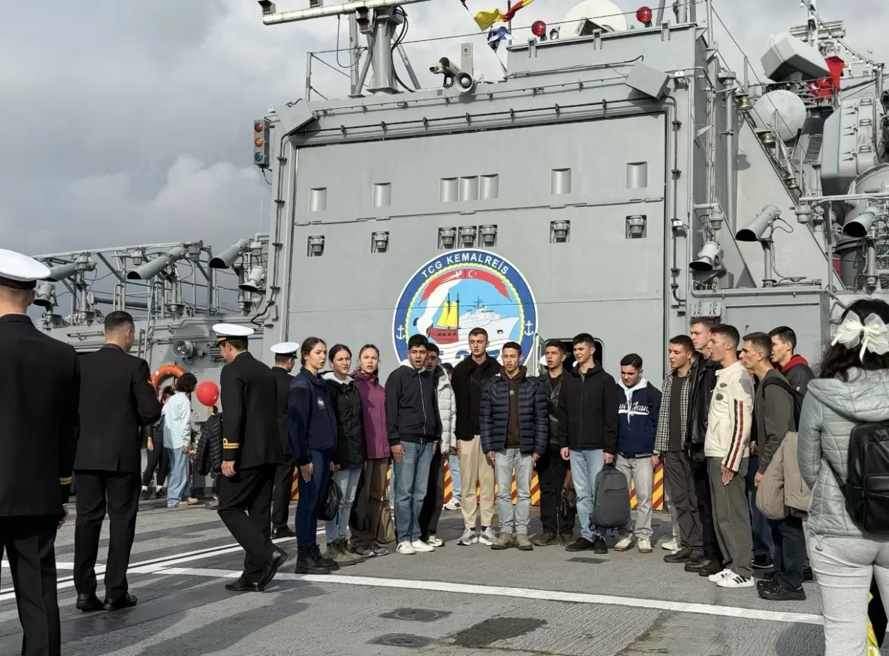 TCG Kemalreis’e Cumhuriyet Bayramı yoğunluğu: Ziyaretçiler uzun kuyruklar oluşturdu 3