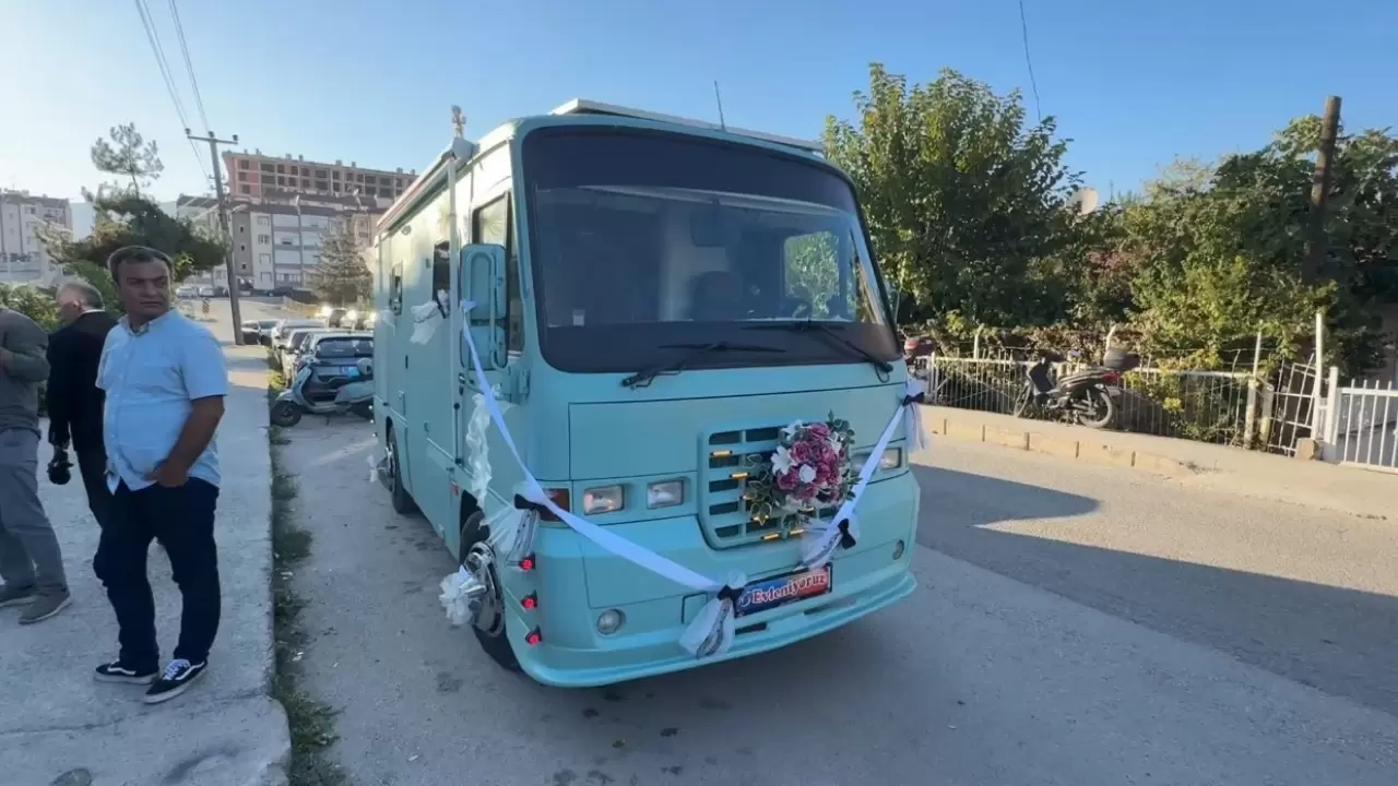 3 yıl uğraşıp Magirus minibüsü gelin arabası yaptı! 6