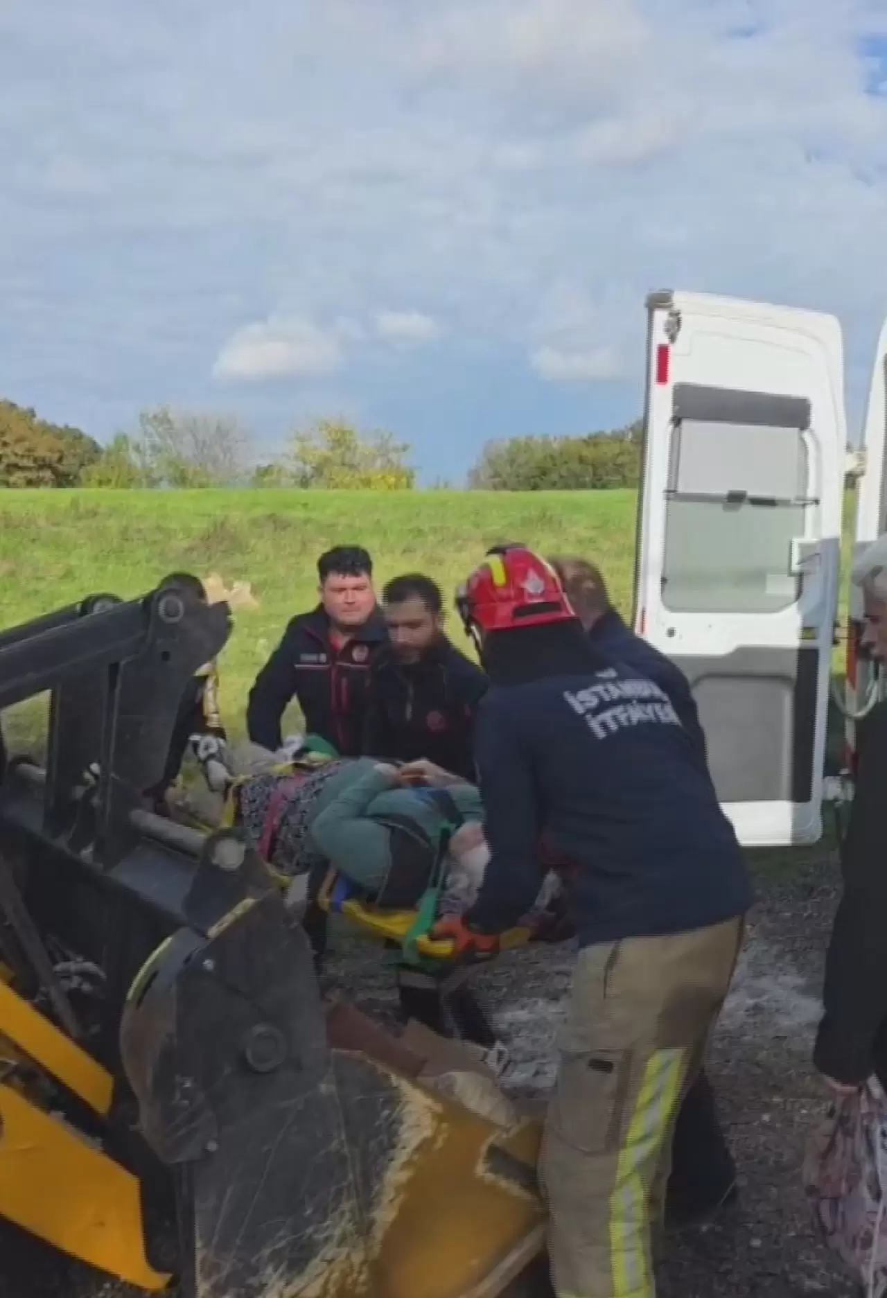 Çatalca'da sağanak sonrası dere taştı! Kolu kırılan kadın kepçeyle kurtarıldı 1