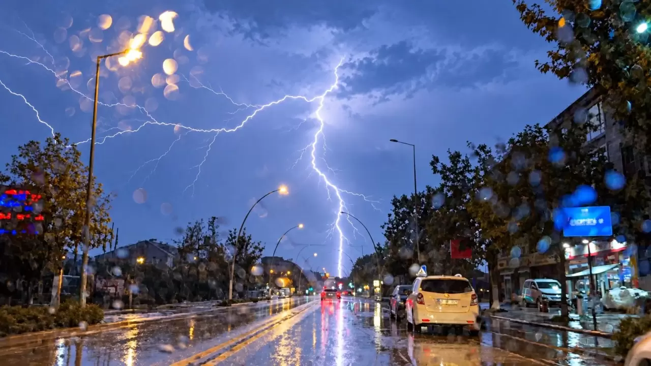 Düzce'de gökyüzünde gece yarısı şimşek şöleni 1