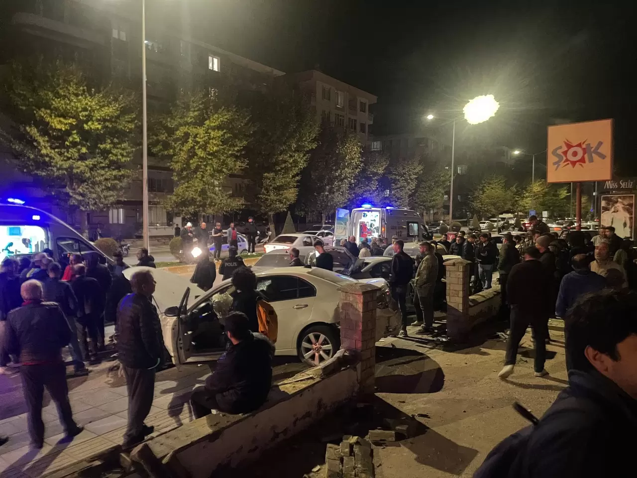 Çorum'da 2 otomobil çarpıştı 1