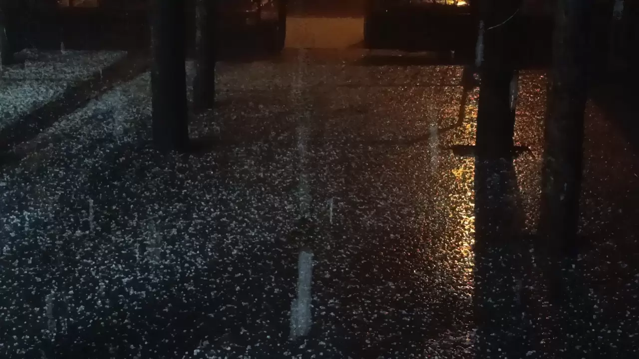 Bingöl'ü dolu vurdu, şimşekler çaktı 1