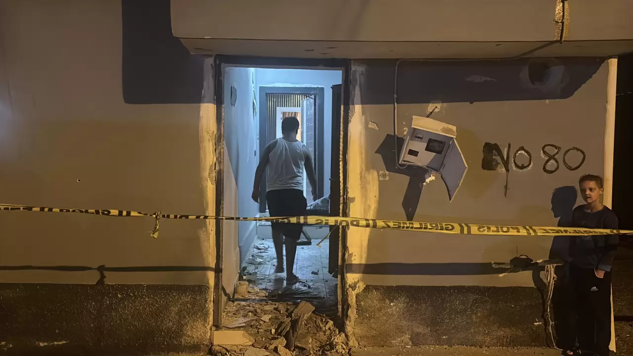 Adana'da eve el yapımı patlayıcı atıldı! 5