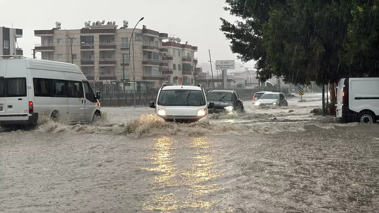 Sağanak yağış Tarsus'ta hayatı felç etti: Muhtar, öğrenciyi sırtında taşıdı 6