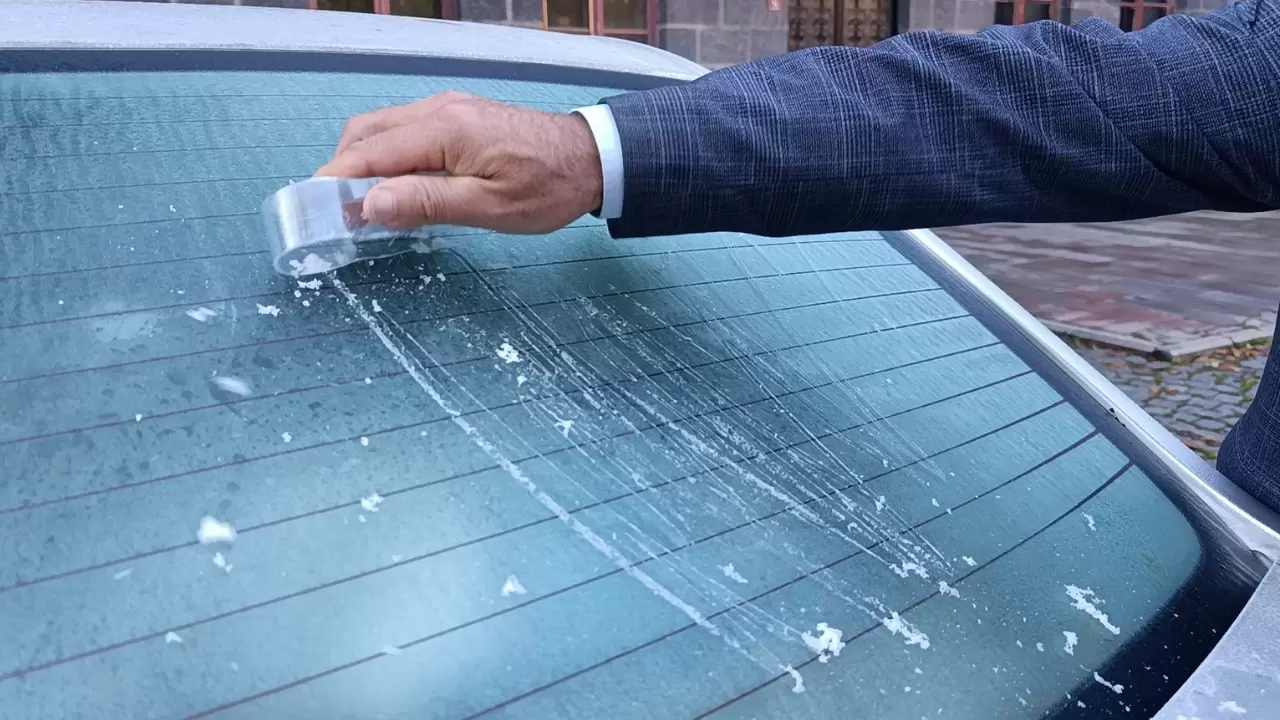 Kars’ta sabah mesaisi buz kazımakla başladı 2