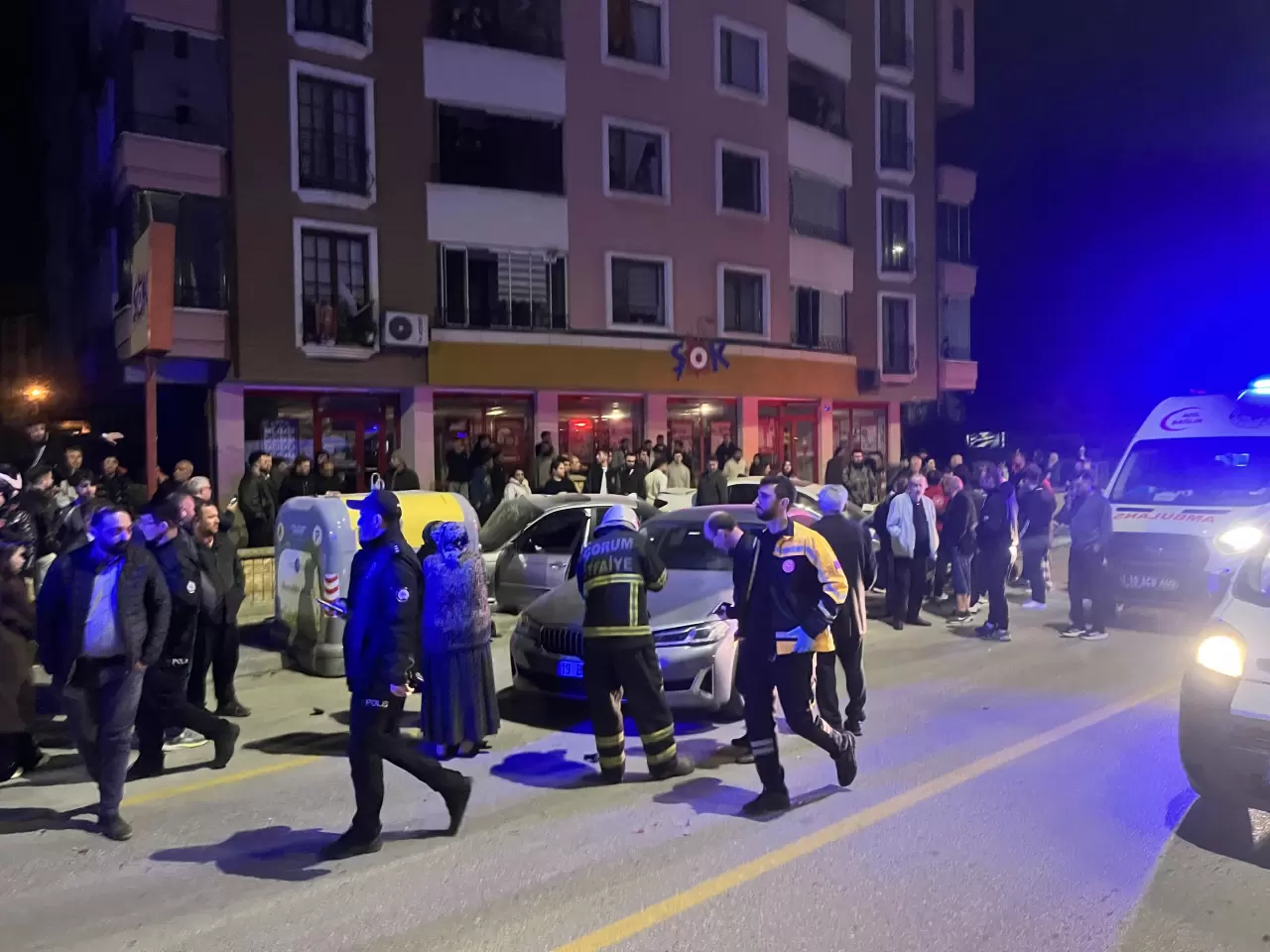 Çorum'da 2 otomobil çarpıştı 6