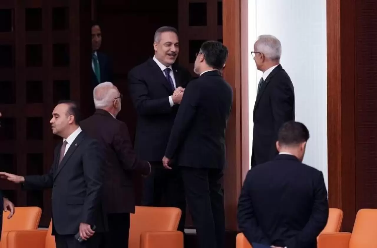 TBMM’de dikkat çeken kare: MHP Lideri Bahçeli'den Cumhurbaşkanı Erdoğan’a kırmızı-beyaz güller 8