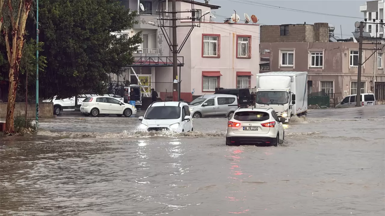 Sağanak yağış Tarsus'ta hayatı felç etti: Muhtar, öğrenciyi sırtında taşıdı 5