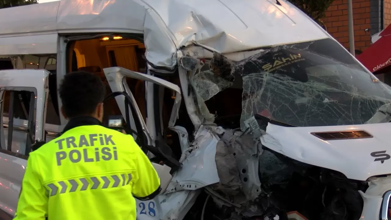 Arnavutköy'de servis minibüsü park halindeki dev kamyona çarptı 5