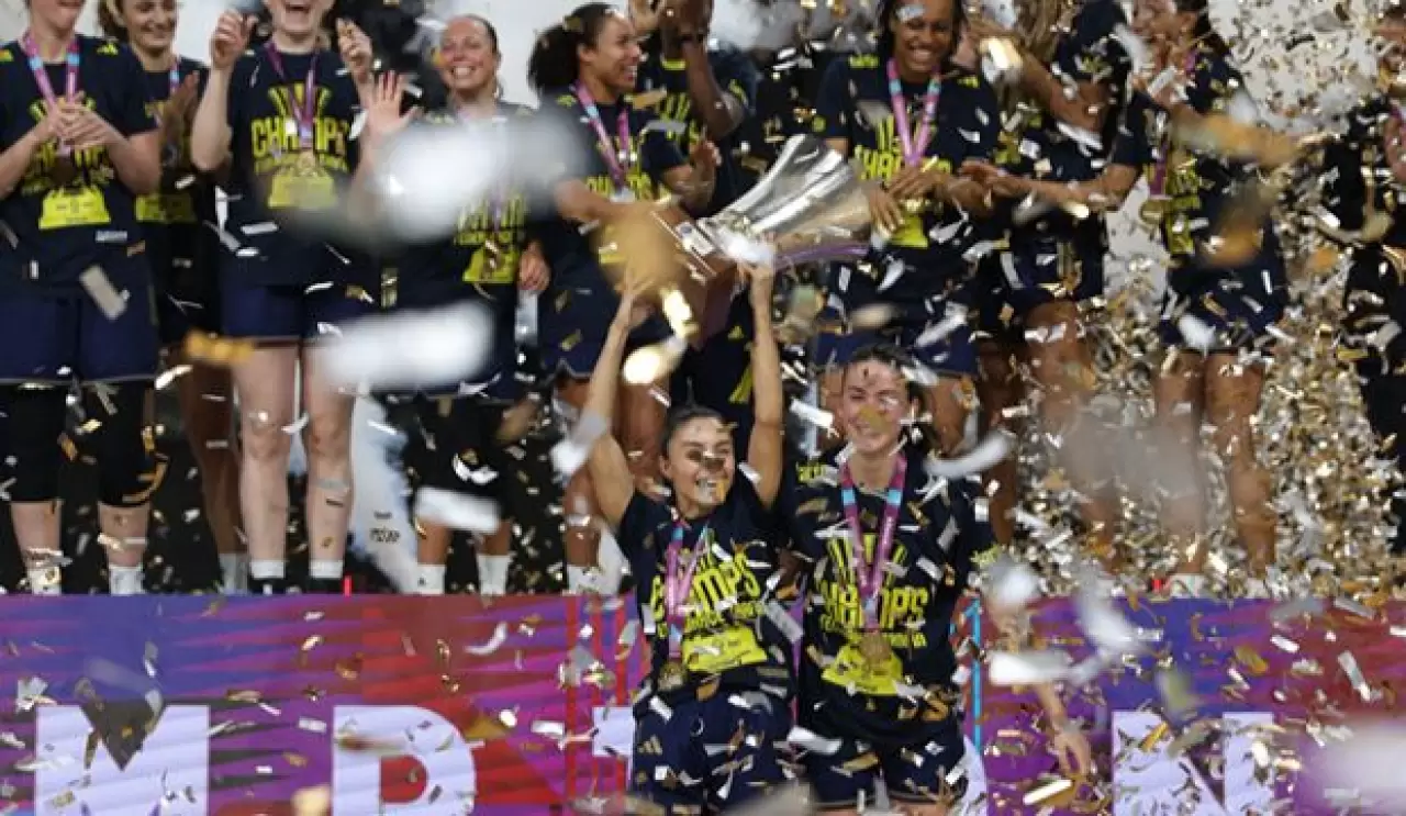 Şampiyon Fenerbahçe Tarfin, kupasını aldı 9