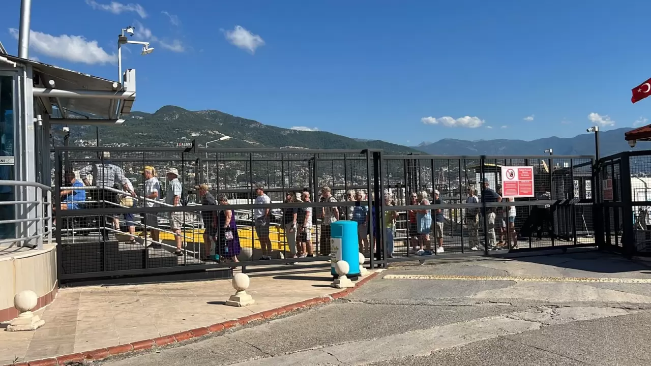 Alanya Limanı’na çifte dev ziyaret 12