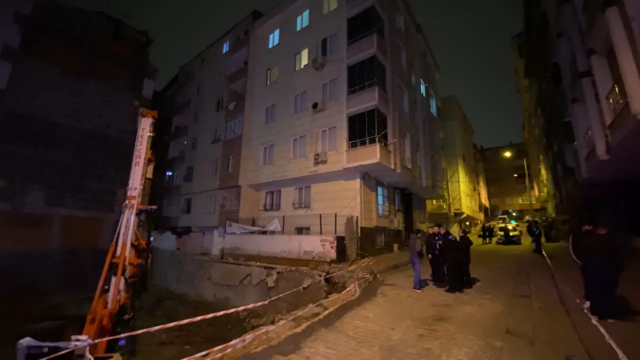 Bahçelievler’de inşaatın istinat duvarı yıkıldı 5