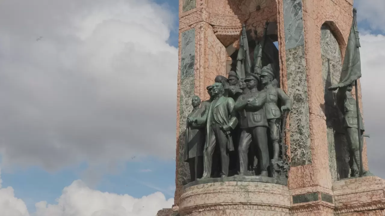İstanbul'un kurtuluşunun 103. yıl dönümü Taksim'de törenle kutlandı 3