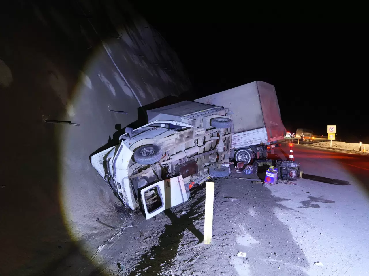 Kastamonu'da 2 kamyonet çarpıştı 1