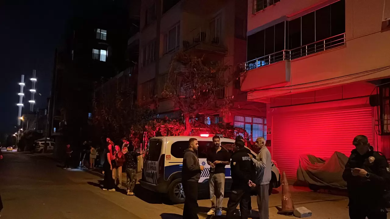 Mersin’de korkutan çökme: 3 katlı bina boşaltıldı 2