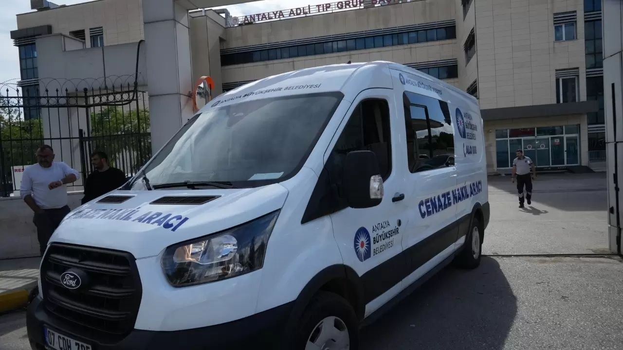 Antalya'da hortumun savurduğu konteyner can aldı 3