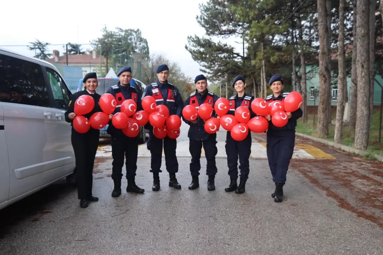 Eskişehir’de jandarmadan minik öğrencilere Cumhuriyet Bayramı sürprizi 1