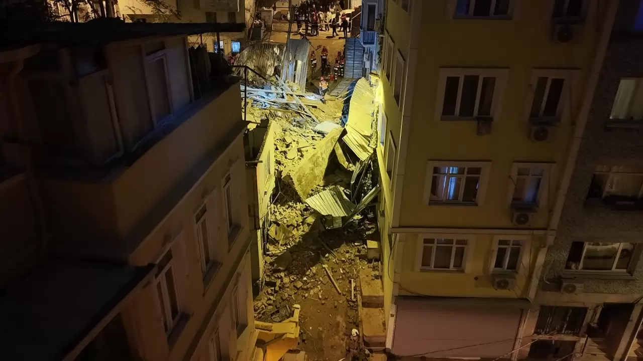 Beyoğlu’nda 5 katlı metruk bina çöktü 1