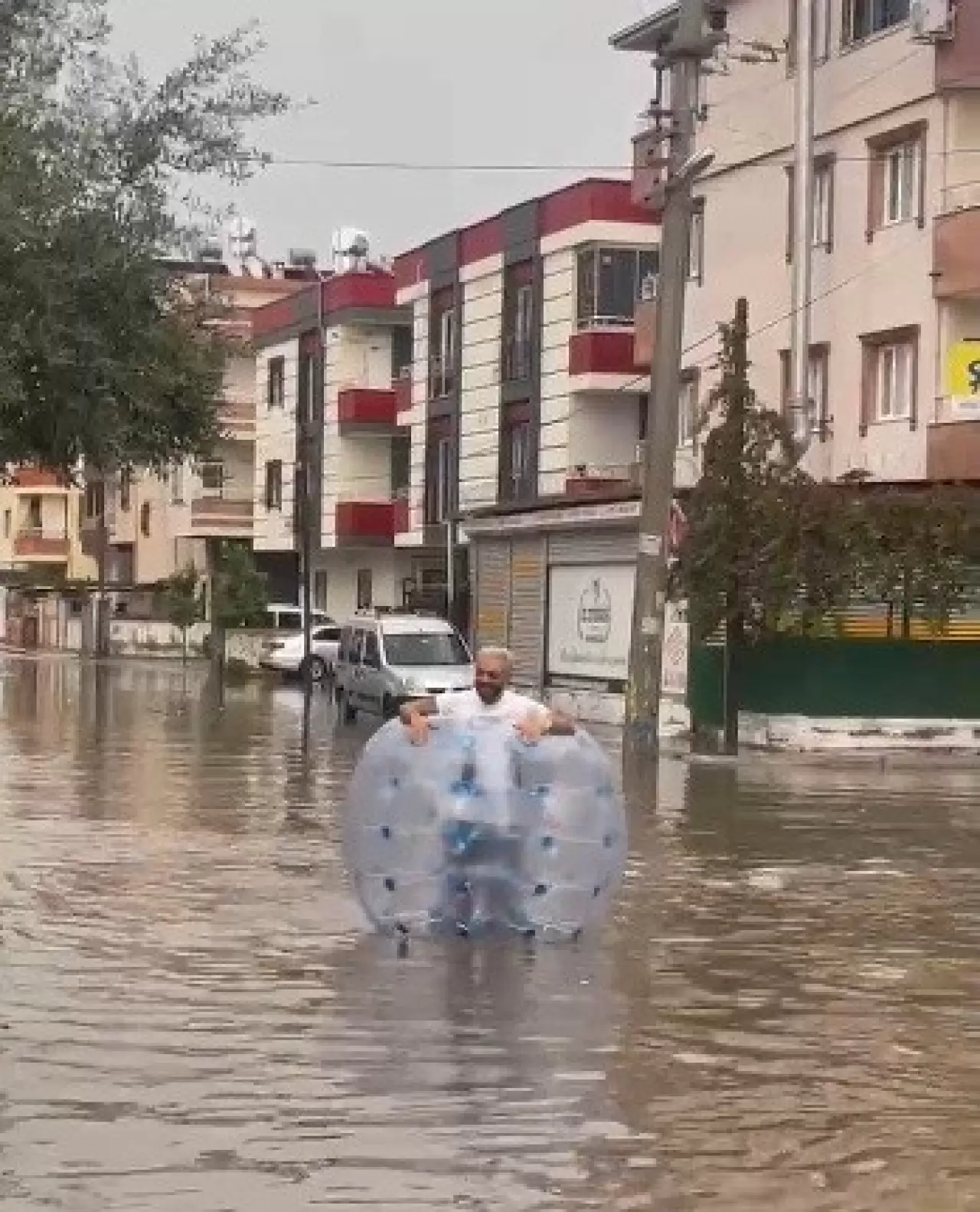 Sağanak yağış Tarsus'ta hayatı felç etti: Muhtar, öğrenciyi sırtında taşıdı 4