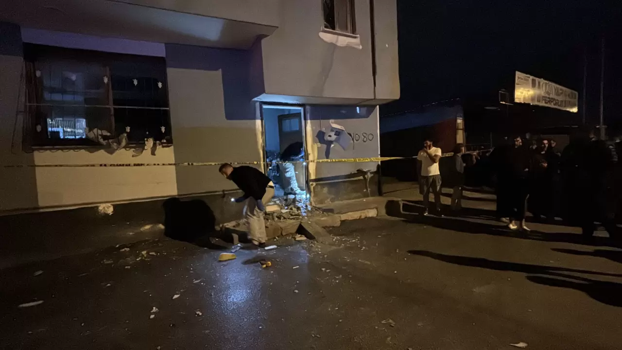 Adana'da eve el yapımı patlayıcı atıldı! 1