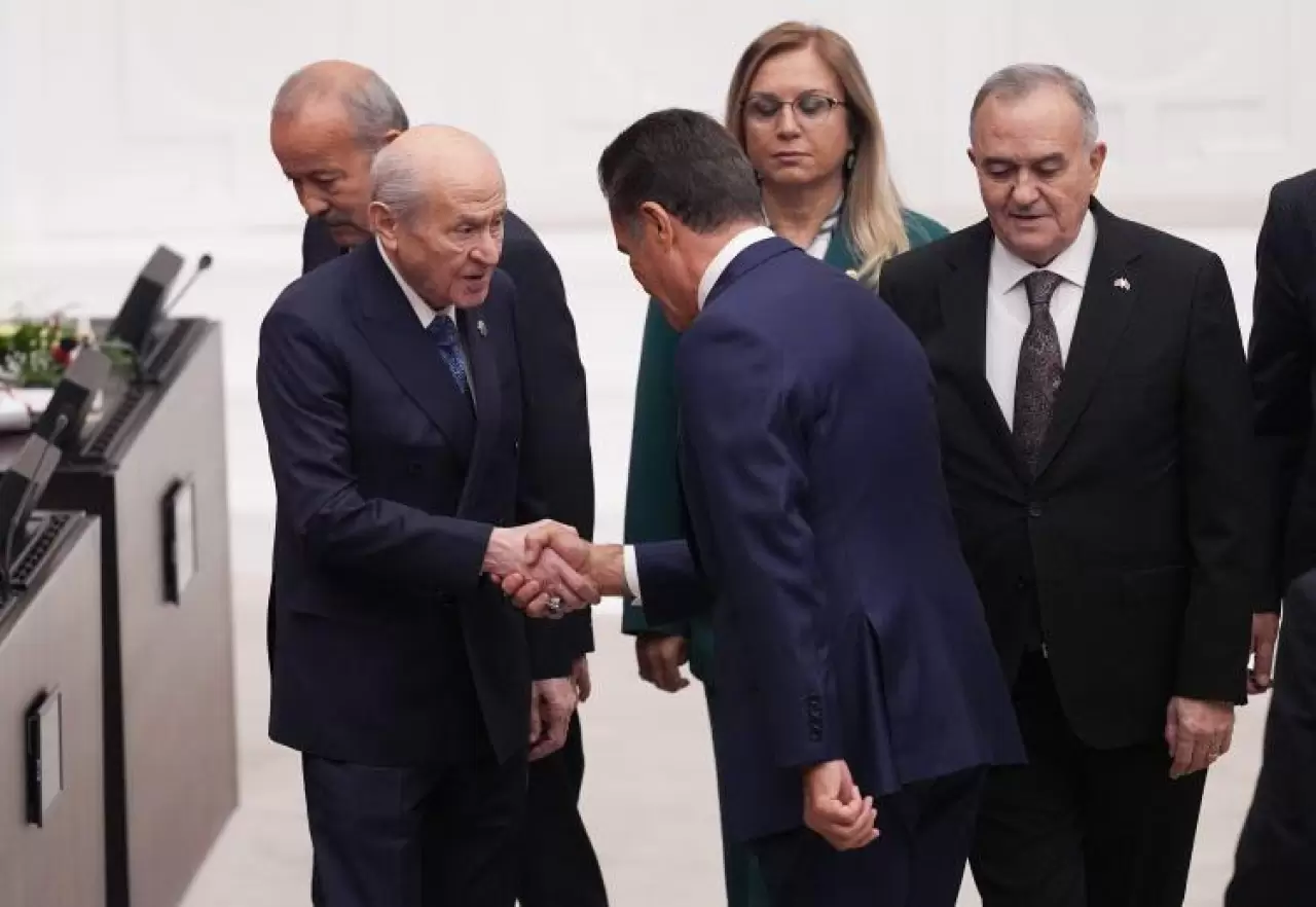 TBMM’de dikkat çeken kare: MHP Lideri Bahçeli'den Cumhurbaşkanı Erdoğan’a kırmızı-beyaz güller 6