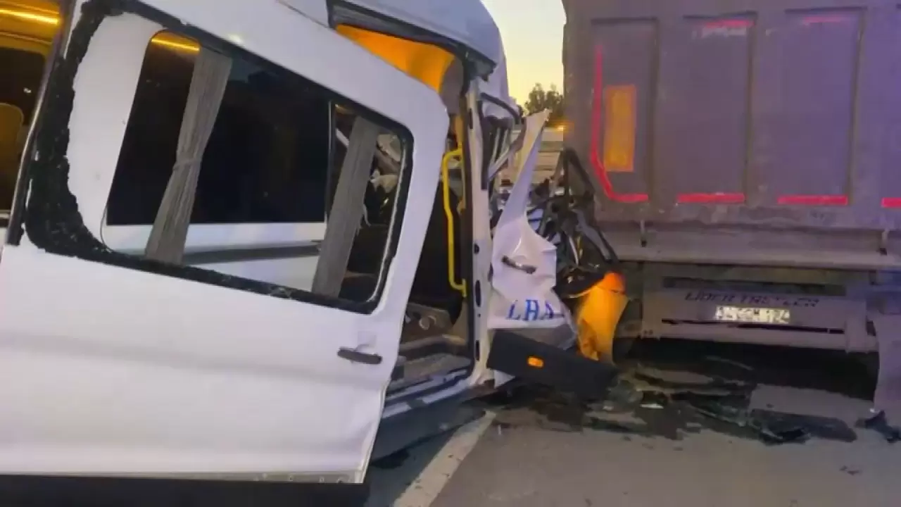 Arnavutköy'de servis minibüsü park halindeki dev kamyona çarptı 7
