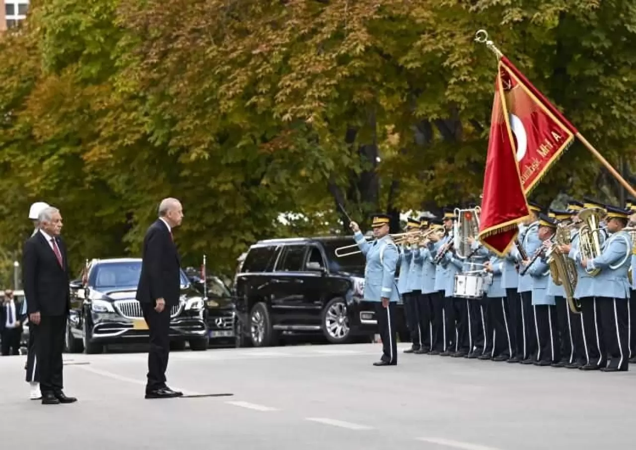 TBMM’de dikkat çeken kare: MHP Lideri Bahçeli'den Cumhurbaşkanı Erdoğan’a kırmızı-beyaz güller 2