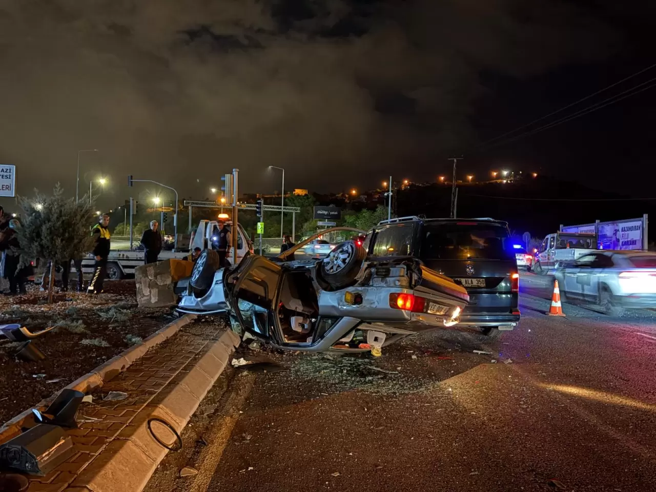 Kayseri'de takla atan otomobil karşı şeritteki minibüse çarptı 3
