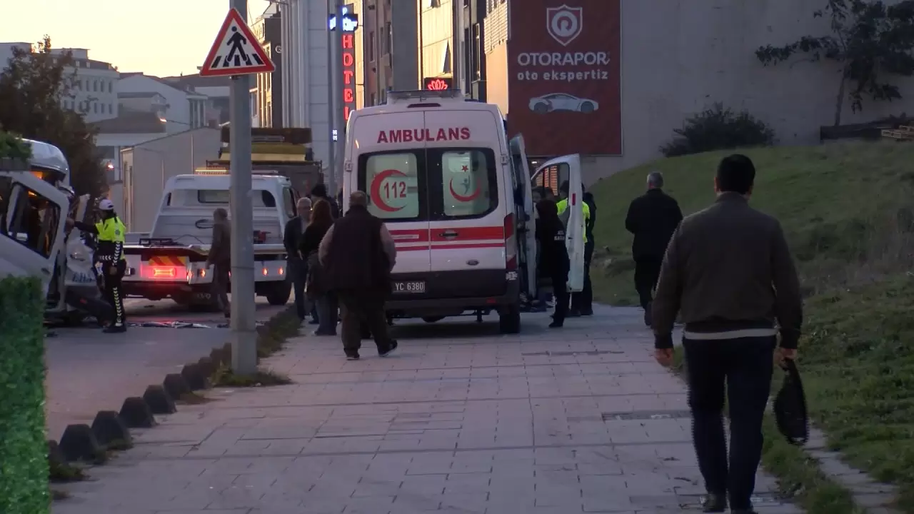 Arnavutköy'de servis minibüsü park halindeki dev kamyona çarptı 6