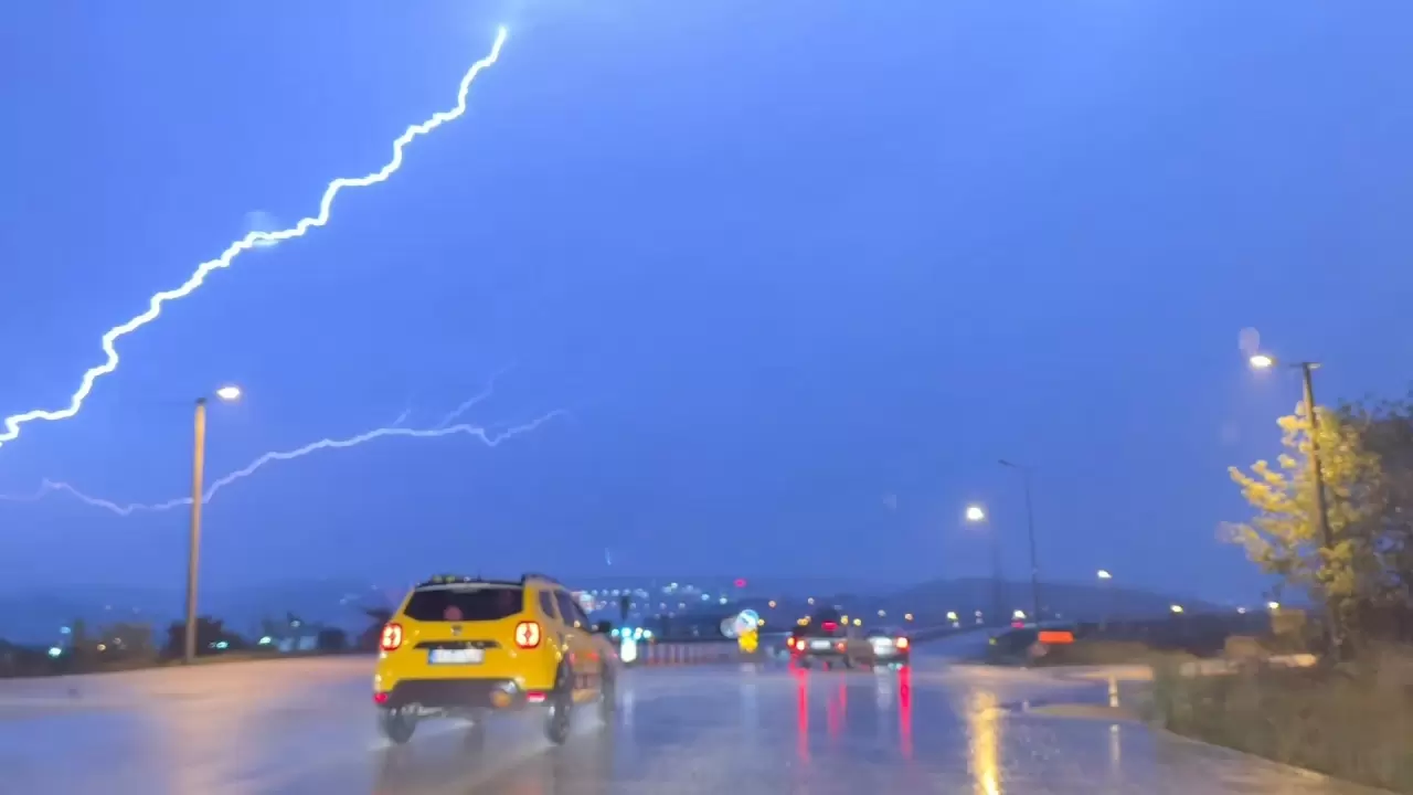 Düzce'de gökyüzünde gece yarısı şimşek şöleni 5
