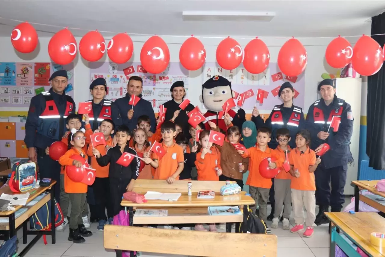 Eskişehir’de jandarmadan minik öğrencilere Cumhuriyet Bayramı sürprizi 2
