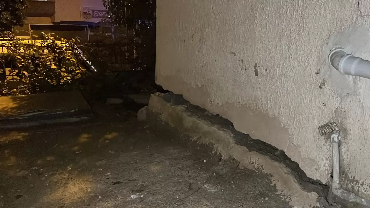 Mersin’de korkutan çökme: 3 katlı bina boşaltıldı 5