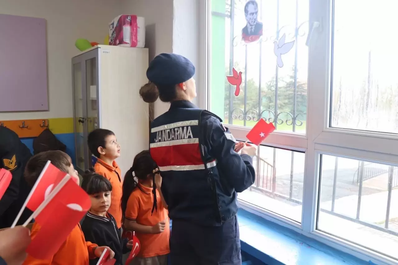 Eskişehir’de jandarmadan minik öğrencilere Cumhuriyet Bayramı sürprizi 5