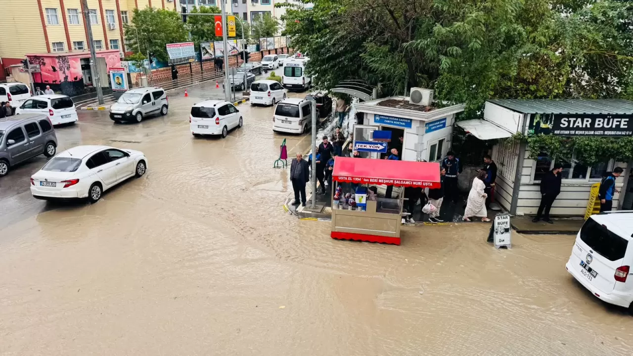 Cizre'de cadde ve sokaklar göle döndü 2