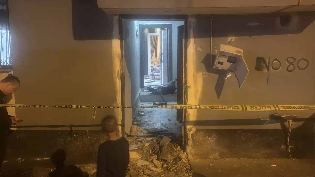 Adana'da eve el yapımı patlayıcı atıldı! 6
