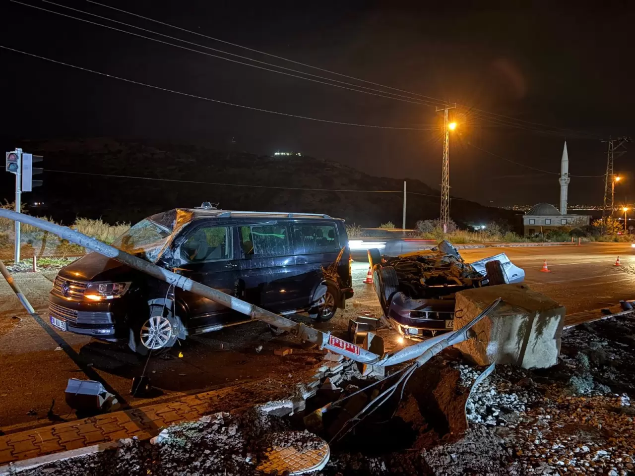 Kayseri'de takla atan otomobil karşı şeritteki minibüse çarptı 1