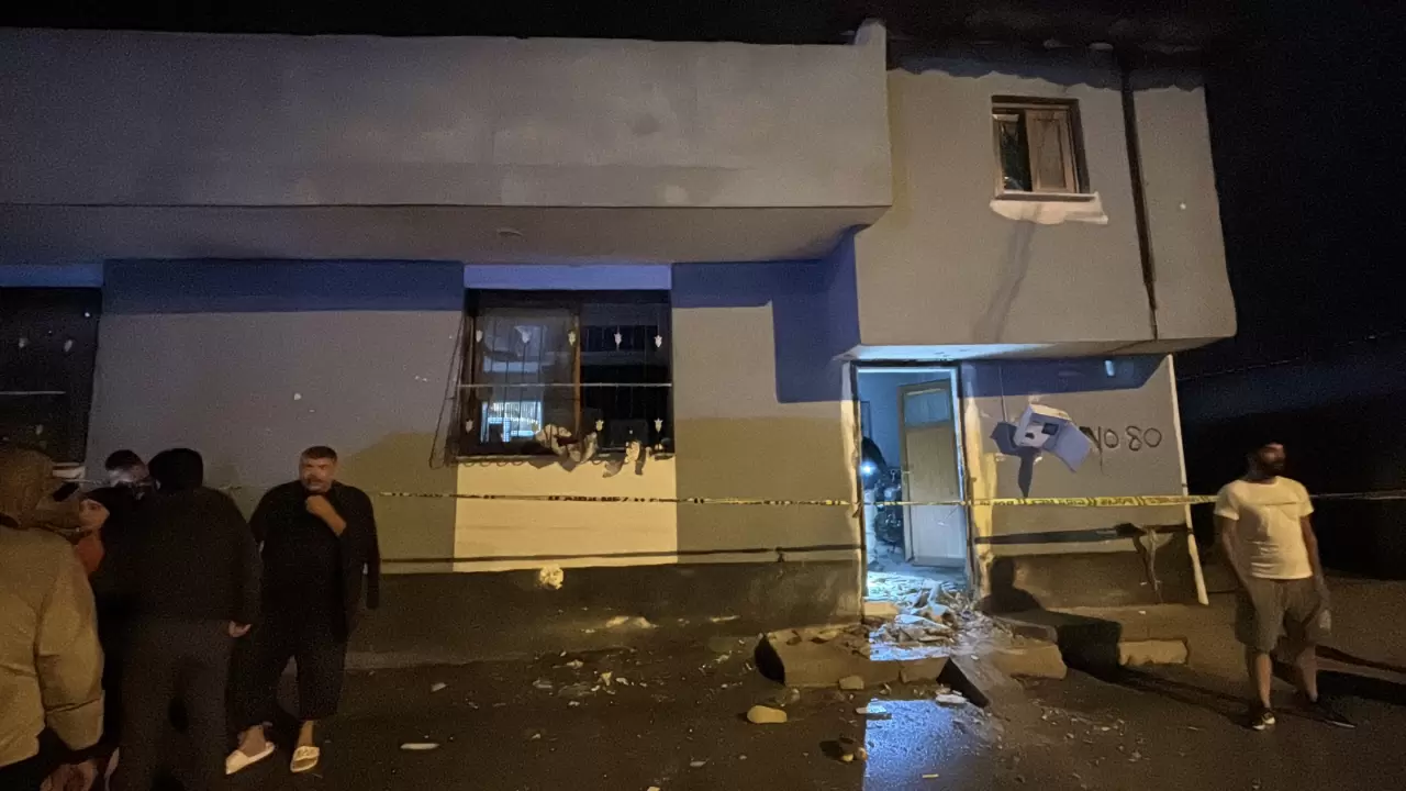 Adana'da eve el yapımı patlayıcı atıldı! 3