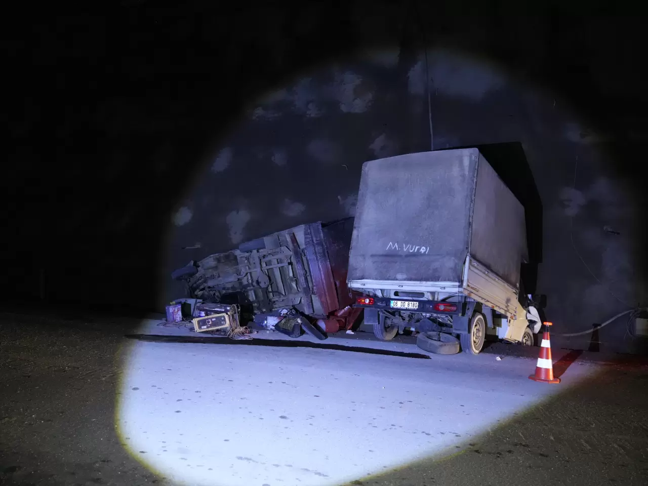 Kastamonu'da 2 kamyonet çarpıştı 4
