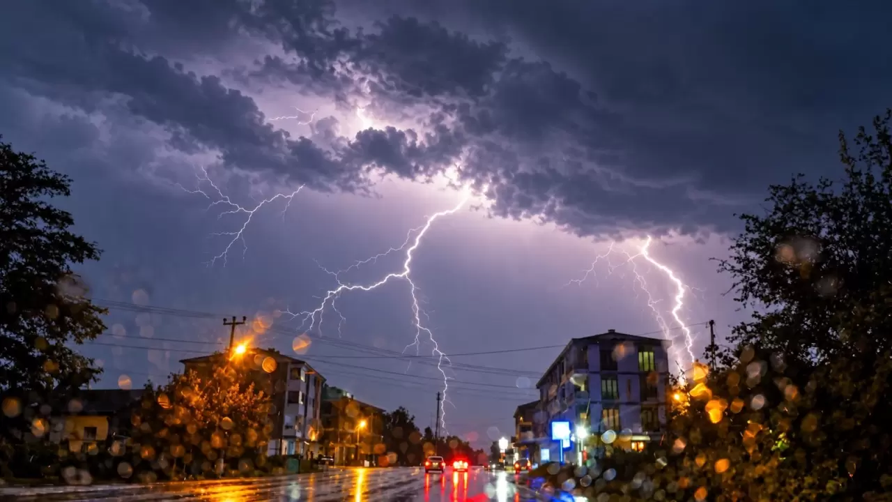 Düzce'de gökyüzünde gece yarısı şimşek şöleni 2