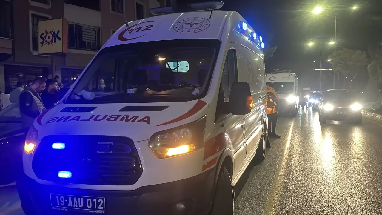 Çorum'da 2 otomobil çarpıştı 5