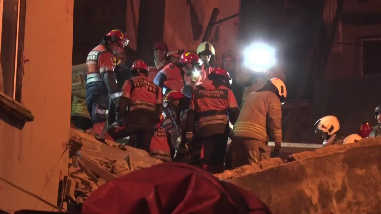 Beyoğlu’nda 5 katlı metruk bina çöktü 2