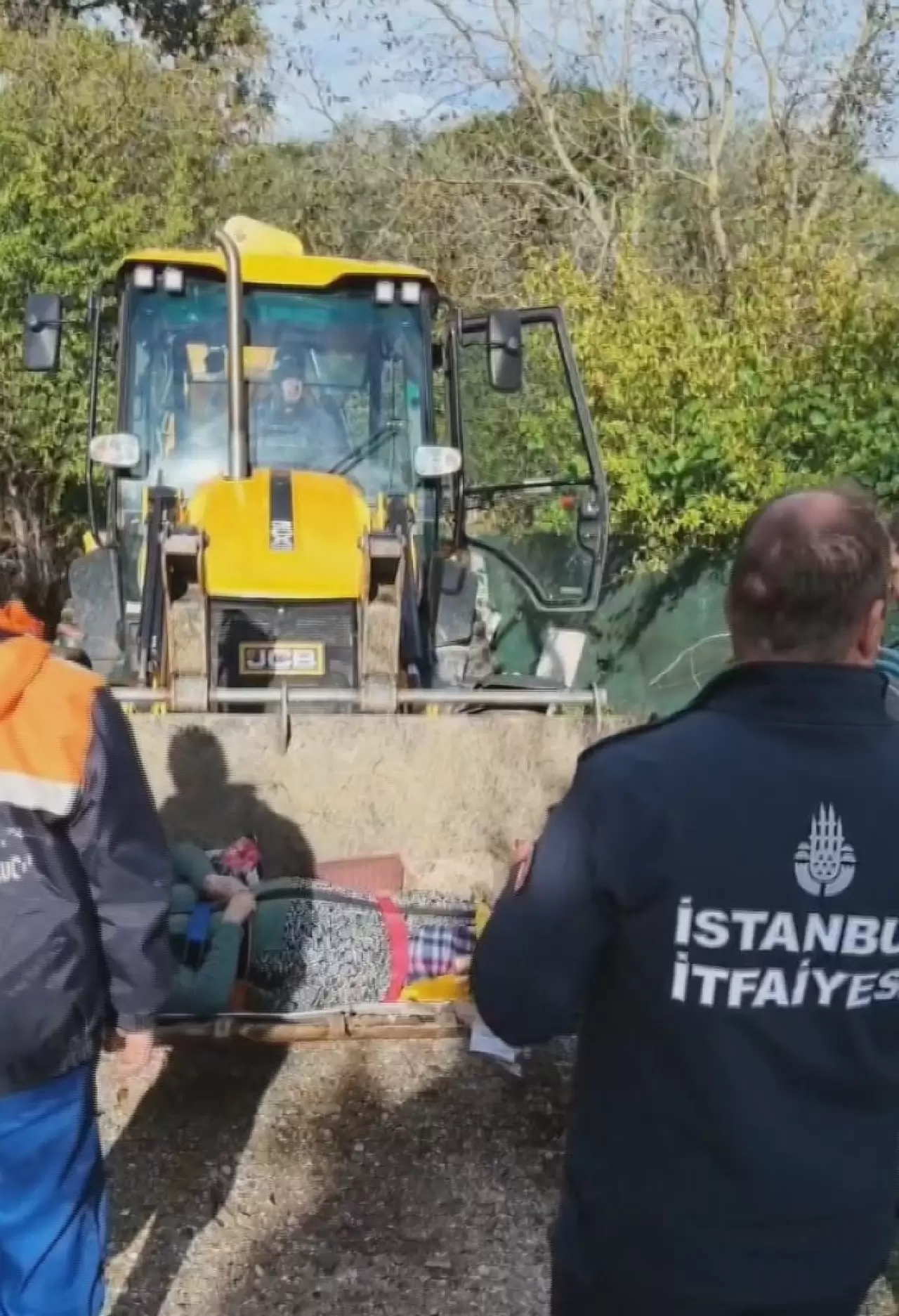 Çatalca'da sağanak sonrası dere taştı! Kolu kırılan kadın kepçeyle kurtarıldı 2