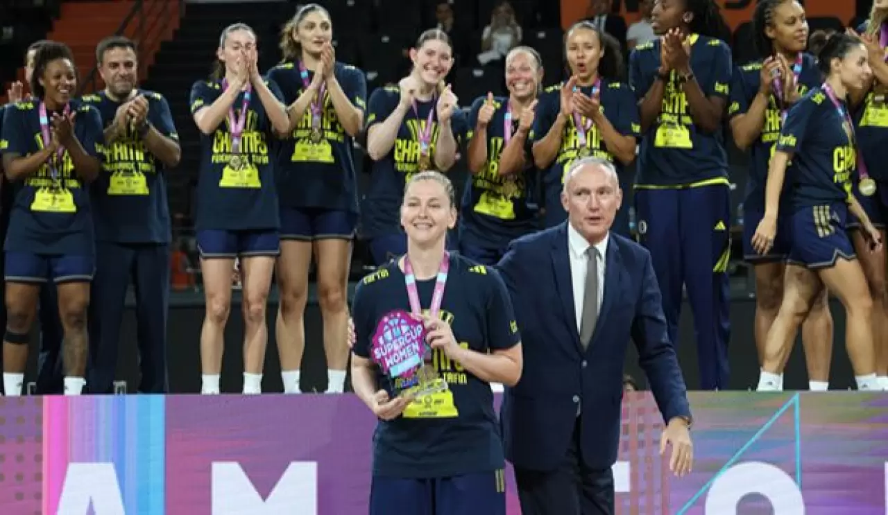 Şampiyon Fenerbahçe Tarfin, kupasını aldı 4